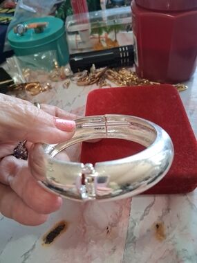 Source Unknown Shiny Silver Hinged Bangle Bracelet